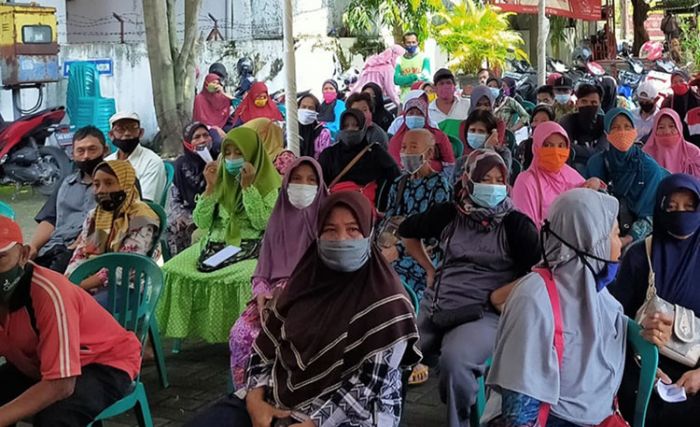Meski Tampak Ramai, Polisi Pastikan ​Pencairan BST di Kantor Pos Ngawi Aman