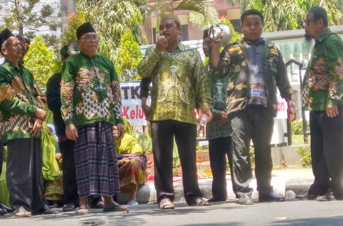 Tuntut Kepemilikan Aset PBNU, Warga NU Sugio Gelar Demo dan Doa Bersama di PN Lamongan Tuntut Kepemilikan Aset PBNU, Warga NU Sugio Gelar Demo dan Doa Bersama di PN Lamongan