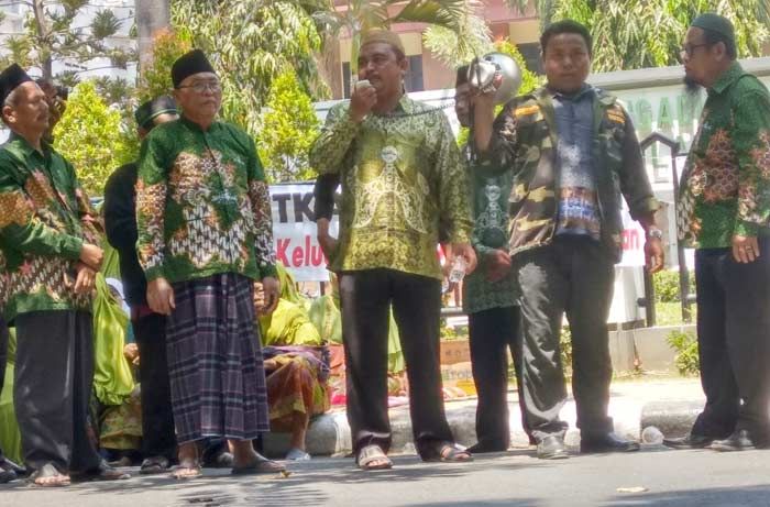 Tuntut Kepemilikan Aset PBNU, Warga NU Sugio Gelar Demo dan Doa Bersama di PN Lamongan