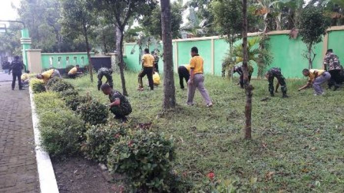 Anggota Kodim, Polres dan FKPPI Ngawi Gelar Karya Bakti di Taman Makam Pahlawan