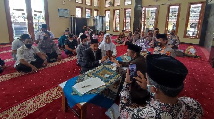 Tahanan Polres Blitar Kota Nikahi Kekasih, Suasana Akad pun Berjalan Haru Tahanan Polres Blitar Kota Nikahi Kekasih, Suasana Akad pun Berjalan Haru