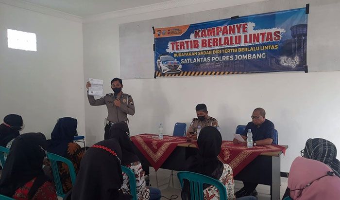 Tingkatkan Kesadaran Tertib BerLalu Lintas, Satlantas Polres Jombang Gelar Sosialisasi Tingkatkan Kesadaran Tertib BerLalu Lintas, Satlantas Polres Jombang Gelar Sosialisasi