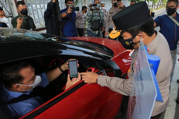 Mulai Hari Ini, Masuk Polda Jatim Wajib Gunakan PeduliLindungi Mulai Hari Ini, Masuk Polda Jatim Wajib Gunakan PeduliLindungi