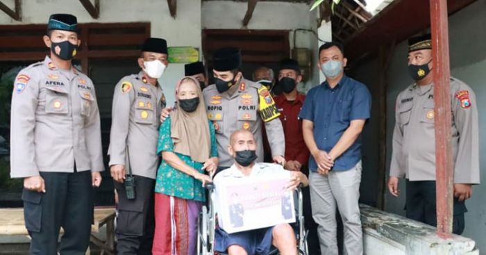 Polri Peduli, Polres Mojokerto Kota Salurkan Bantuan untuk Mbah Karmaen yang Menderita Stroke Polri Peduli, Polres Mojokerto Kota Salurkan Bantuan untuk Mbah Karmaen yang Menderita Stroke