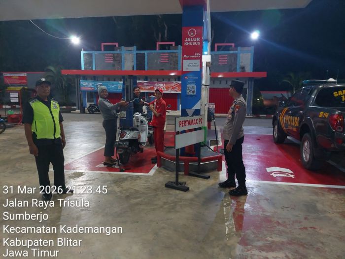 Respons Isu Kelangkaan BBM, Polres Blitar Patroli SPBU Malam Hari