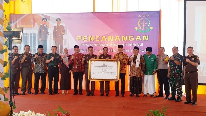 Kajati Jatim Hadiri Deklarasi WBK dan WBBM Kejari Bangkalan Kajati Jatim Hadiri Deklarasi WBK dan WBBM Kejari Bangkalan