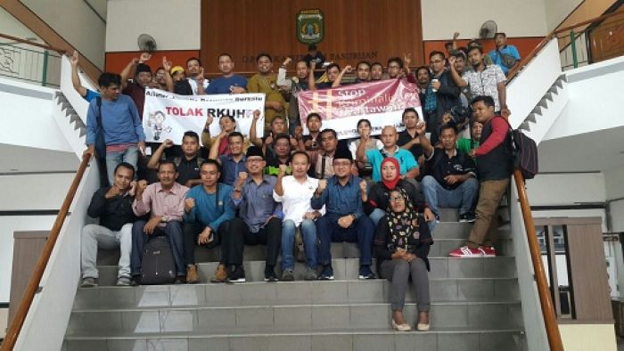 Wartawan Pasuruan Demo ke DPRD Wartawan Pasuruan Demo ke DPRD