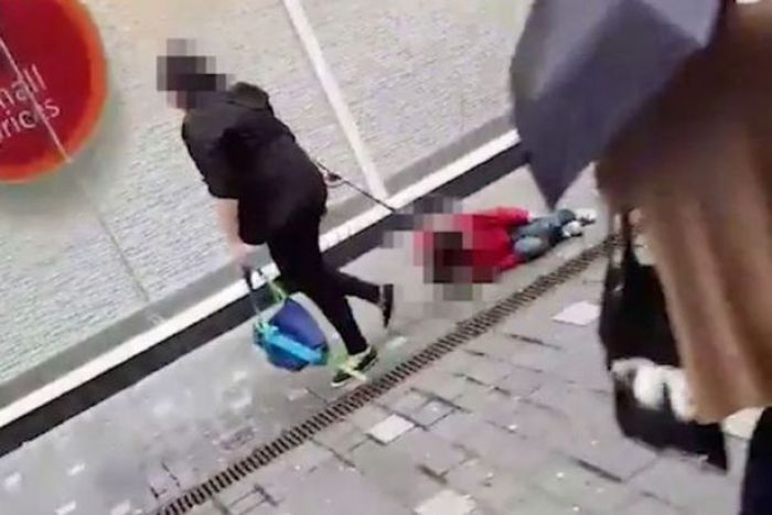 Astaghfirullah! Ibu Biadab Seret Bayi di Trotoar Astaghfirullah! Ibu Biadab Seret Bayi di Trotoar