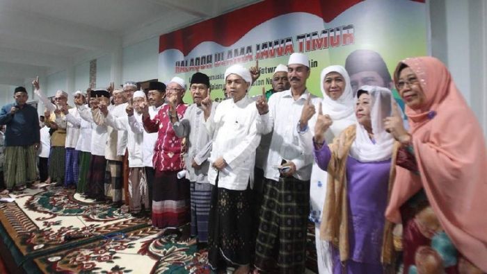 Halaqah Ulama, 400 Kiai NU se-Jatim Tandatangan dan Hukumi Fardlu Ain Pilih Khofifah-Emil Halaqah Ulama, 400 Kiai NU se-Jatim Tandatangan dan Hukumi Fardlu Ain Pilih Khofifah-Emil