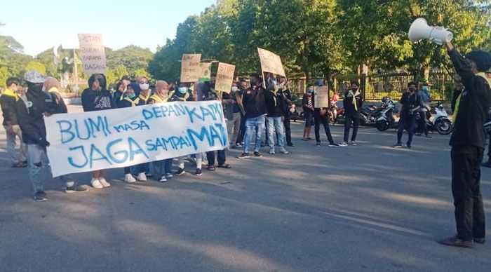 Hari Bumi, Mahasiswa dan PKSM Pamekasan Bagikan Takjil dan Bibit Pohon Hari Bumi, Mahasiswa dan PKSM Pamekasan Bagikan Takjil dan Bibit Pohon