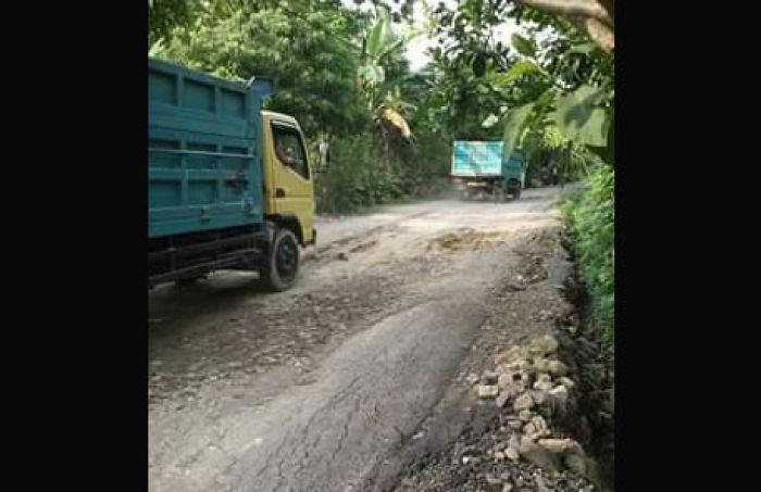 Tak Ada Kompensasi dari Pelaku Usaha Tambang, Jalan Desa Selopuro Ngawi Rusak Parah Tak Ada Kompensasi dari Pelaku Usaha Tambang, Jalan Desa Selopuro Ngawi Rusak Parah