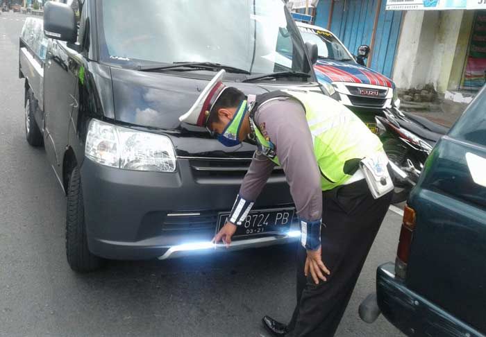 Satlantas Polres Blitar Tegur 5 Pengendara Gunakan Rotator dan Strobo Satlantas Polres Blitar Tegur 5 Pengendara Gunakan Rotator dan Strobo