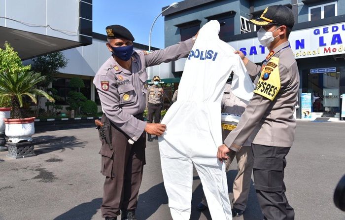 Jadi Garda Terdepan Cegah Covid-19, Kapolres Lamongan Bekali Anggota dengan APD Jadi Garda Terdepan Cegah Covid-19, Kapolres Lamongan Bekali Anggota dengan APD