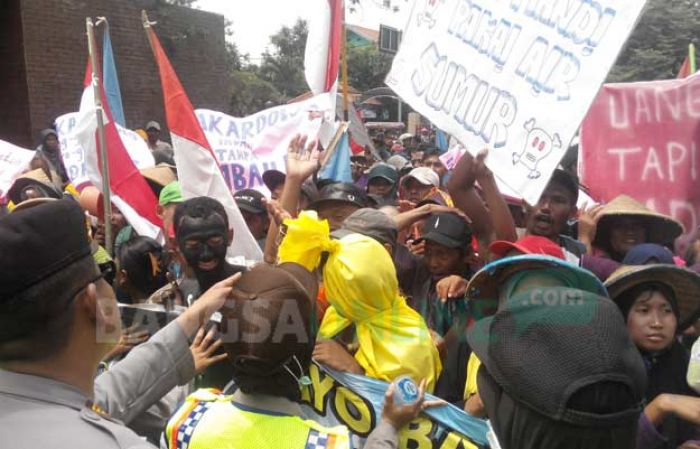 Terserang Gatal-gatal, Warga Lakardowo Kepung Pemkab Mojokerto Tuntut PT PRIA Ditutup