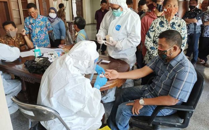 Antisipasi Covid-19, 30 Anggota DPRD Kota Batu Jalani Swab Orofaring Antisipasi Covid-19, 30 Anggota DPRD Kota Batu Jalani Swab Orofaring