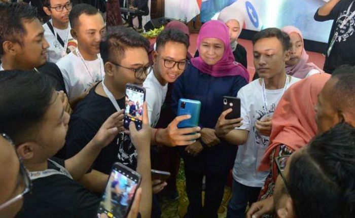 Gubernur Khofifah Ajak Pegiat Medsos Suarakan Jatim Rukun dan Harmoni ke Dunia Gubernur Khofifah Ajak Pegiat Medsos Suarakan Jatim Rukun dan Harmoni ke Dunia