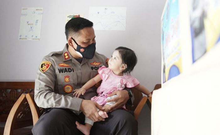 Kapolres Probolinggo Kota Kunjungi Anak Yatim Piatu Terdampak Pandemi Covid-19 Kapolres Probolinggo Kota Kunjungi Anak Yatim Piatu Terdampak Pandemi Covid-19