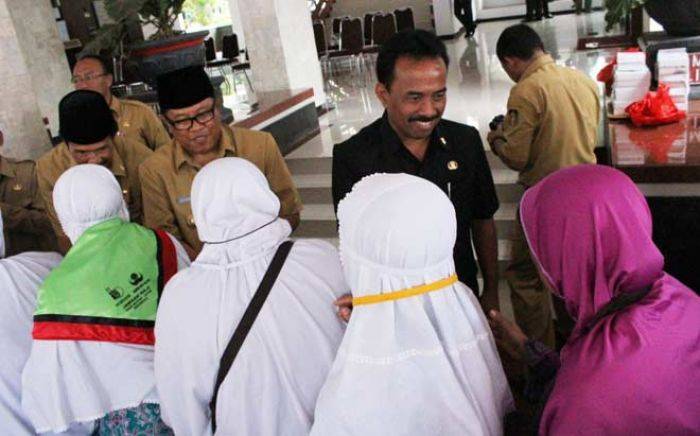 113 JCH Kota Blitar Diberangkatkan dari Kantor Wali Kota 113 JCH Kota Blitar Diberangkatkan dari Kantor Wali Kota