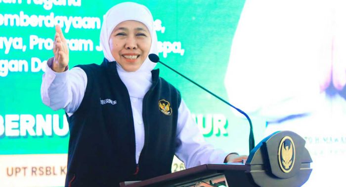 Gubernur Khofifah Salurkan Rp16,6 Miliar Bansos di Kediri