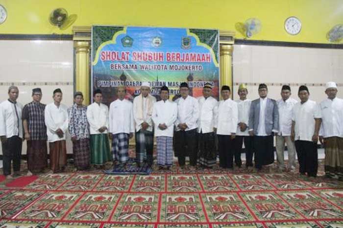 Wali Kota Mojokerto Mas’ud Rutin Jadi Imam Salat Subuh di Masjid Pulorejo Wali Kota Mojokerto Mas’ud Rutin Jadi Imam Salat Subuh di Masjid Pulorejo