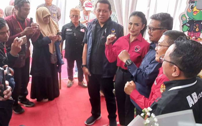 Diusung 11 Partai Politik, Krisdayanti dan Dewa Mendaftar ke KPU Kota Batu Diusung 11 Partai Politik, Krisdayanti dan Dewa Mendaftar ke KPU Kota Batu