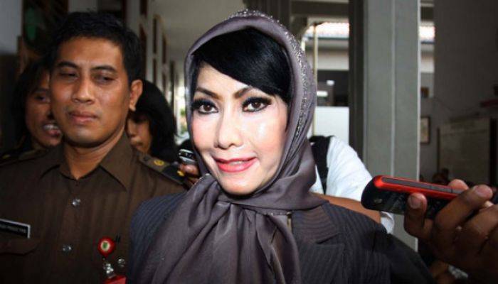 Silicon di Bokong Copot, Malinda Dee Harus Tidur Tengkurap Silicon di Bokong Copot, Malinda Dee Harus Tidur Tengkurap