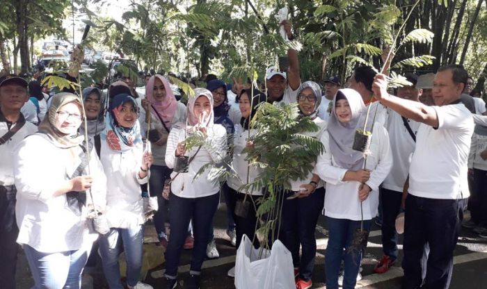 Awal Tahun 2020, Bupati Trenggalek Ajak Ribuan ASN Tanam Pohon di Huko