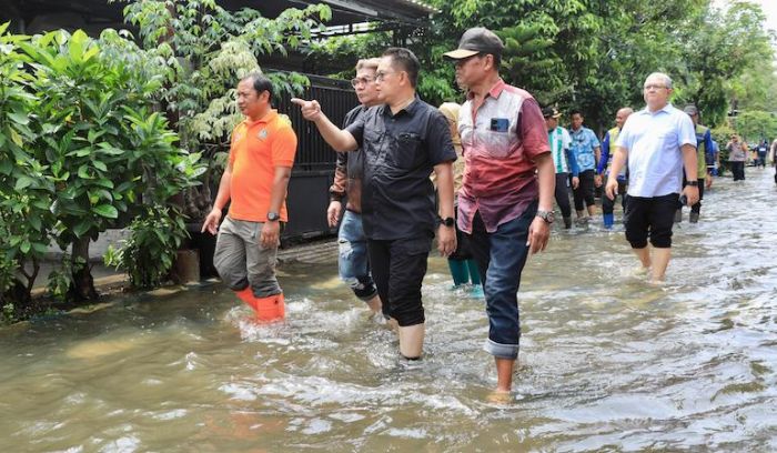 3 Hari Pepelegi dan Sawotratap Terendam Banjir, Pj Gubernur Jatim Datangkan Truk Pompa 3 Hari Pepelegi dan Sawotratap Terendam Banjir, Pj Gubernur Jatim Datangkan Truk Pompa