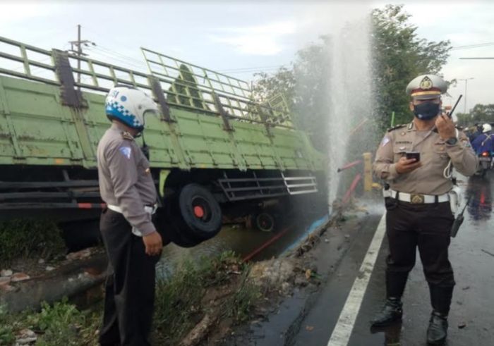 Truk Gandeng Masuk Sungai, Tabrak Pipa PDAM Sidoarjo, Nyembur