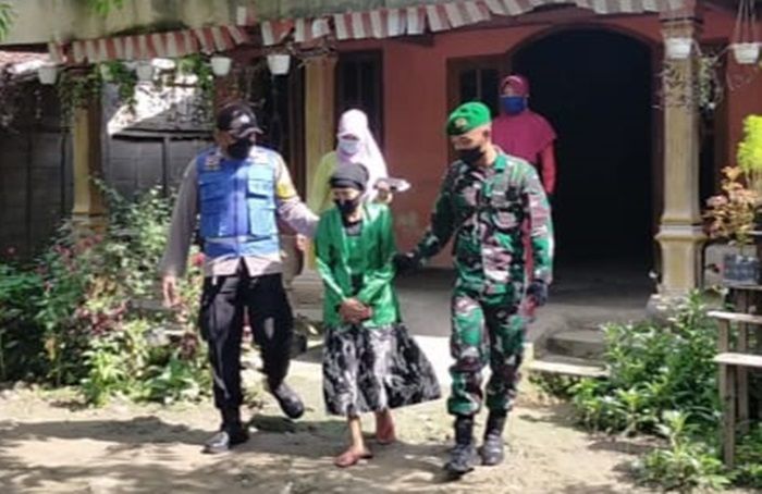 Sukseskan Vaksinasi di Desa Sukowiyono Ngawi, Koramil dan Polsek Padas Lakukan Antar Jemput Lansia Sukseskan Vaksinasi di Desa Sukowiyono Ngawi, Koramil dan Polsek Padas Lakukan Antar Jemput Lansia