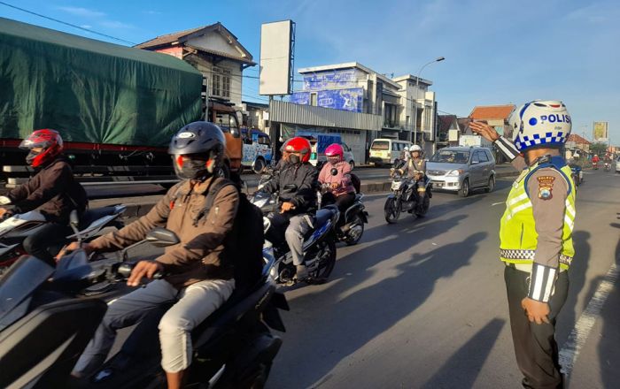 H+2 Lebaran, Arus Balik di Wilayah Gresik Terpantau Padat Lancar H+2 Lebaran, Arus Balik di Wilayah Gresik Terpantau Padat Lancar