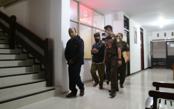 Tiga Terdakwa Kasus Korupsi Pengadaan Alat Peraga di Dispendik Jember Menyerahkan Diri Tiga Terdakwa Kasus Korupsi Pengadaan Alat Peraga di Dispendik Jember Menyerahkan Diri