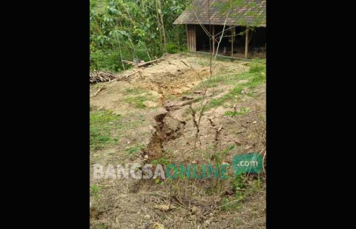 Tanah di Desa Wonocolo Bojonegoro Meledak, Retak dan Ambles, Warga Mengungsi Tanah di Desa Wonocolo Bojonegoro Meledak, Retak dan Ambles, Warga Mengungsi