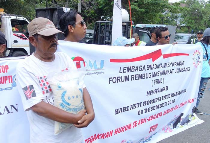 Tuntut Usut Kasus BPNT di Jombang, Aktivis Anti Korupsi Demo Kejari, PN, dan Polres