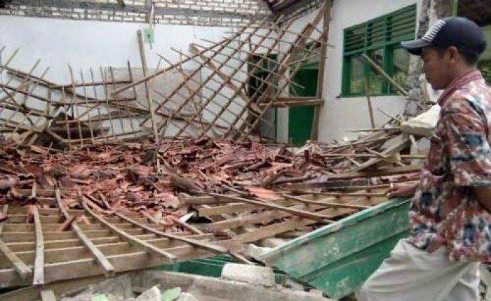 Ruang Kelas SMPN 2 Robatal Ambruk, Diduga karena Gedung sudah Rapuh Ruang Kelas SMPN 2 Robatal Ambruk, Diduga karena Gedung sudah Rapuh