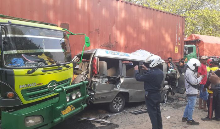 Kecelakaan Truk Trailer Vs MPU di Jati Peteng Tuban, 2 Orang Meninggal di Lokasi, 7 Luka Parah