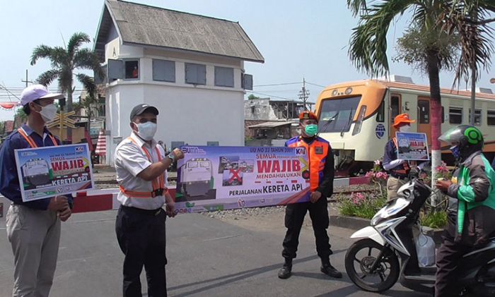Gandeng SKA, PT KAI Daop Surabaya Gencar Sosialisasikan Keselamatan di Perlintasan Sebidang
