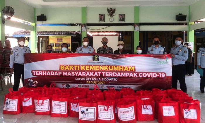 Lapas Sidoarjo Bagikan 100 Paket Sembako kepada Masyarakat Terdampak Covid-19 di Kelurahan Magersari Lapas Sidoarjo Bagikan 100 Paket Sembako kepada Masyarakat Terdampak Covid-19 di Kelurahan Magersari