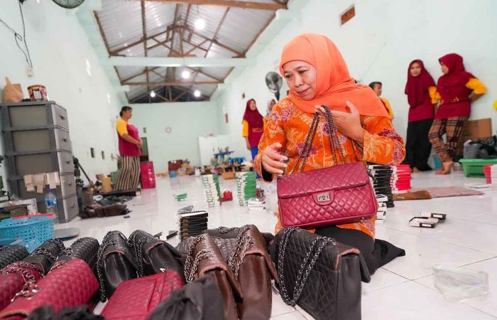 Kunjungi Sentra Produksi Tas Kulit di Tulangan Sidoarjo, Khofifah Komitmen Perkuat UMKM Jawa Timur Kunjungi Sentra Produksi Tas Kulit di Tulangan Sidoarjo, Khofifah Komitmen Perkuat UMKM Jawa Timur