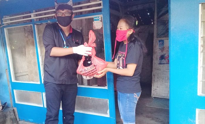 Gelar Baksos Corona, PDIP Banyuwangi Bagikan Sembako dan Masker ke Warga Glagah