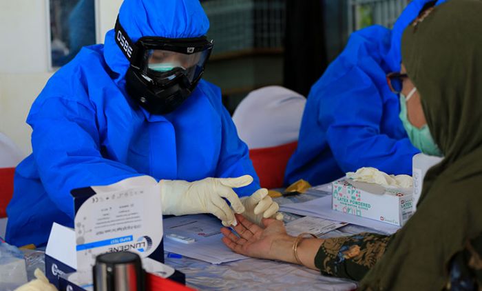 Hasil Rapid Test Reaktif, Peserta UTBK Langsung Jalani Swab Hasil Rapid Test Reaktif, Peserta UTBK Langsung Jalani Swab