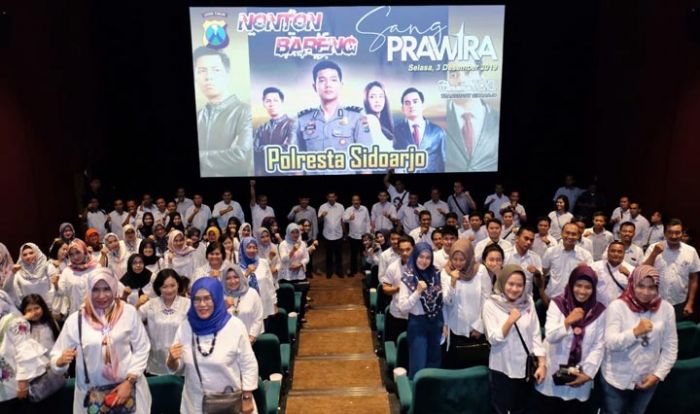 Kapolresta Sidoarjo Nobar Film Sang Prawira Bersama Masyarakat dan Pelajar Kapolresta Sidoarjo Nobar Film Sang Prawira Bersama Masyarakat dan Pelajar