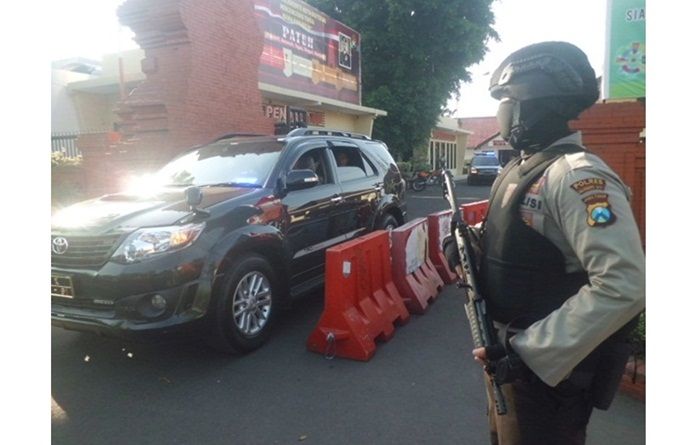 Polres Mojokerto Lakukan Penjagaan 24 Jam dan Sterilisasi Gereja