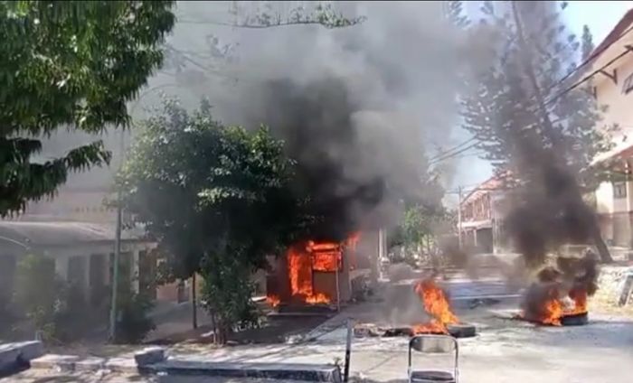Buntut Pembakaran dan Perusakan Fasilitas Kampus IAIN Madura Saat Demo, Polisi Tahan 2 Mahasiswa Buntut Pembakaran dan Perusakan Fasilitas Kampus IAIN Madura Saat Demo, Polisi Tahan 2 Mahasiswa
