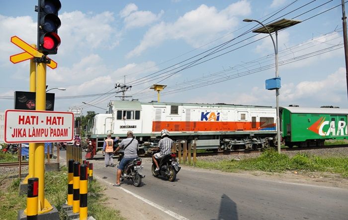 Cegah Insiden Laka, Bupati Dhito Pasang Palang Pintu Kereta Api di Desa Branggahan Kediri Cegah Insiden Laka, Bupati Dhito Pasang Palang Pintu Kereta Api di Desa Branggahan Kediri