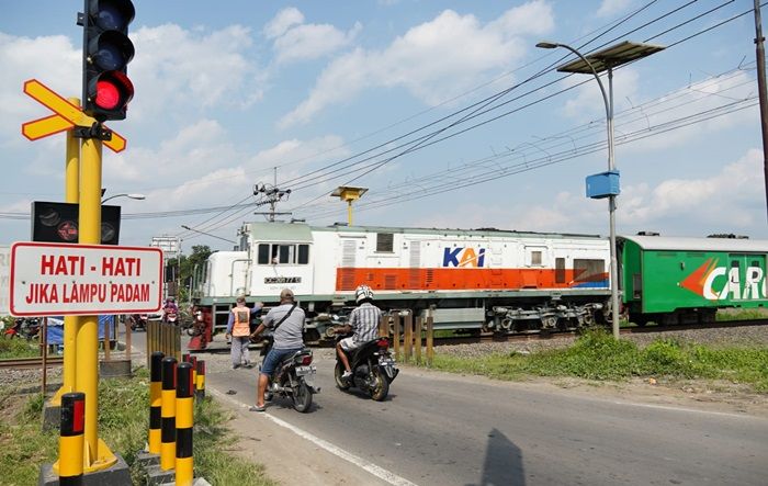 Cegah Insiden Laka, Bupati Dhito Pasang Palang Pintu Kereta Api di Desa Branggahan Kediri