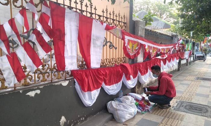 Jelang HUT ke-74 RI, Pedagang Pernik Agustusan di Tuban Mulai Bermunculan Jelang HUT ke-74 RI, Pedagang Pernik Agustusan di Tuban Mulai Bermunculan