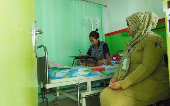 Demam Berdarah, Satu Siswi di Blitar Ikuti UN di RS Demam Berdarah, Satu Siswi di Blitar Ikuti UN di RS