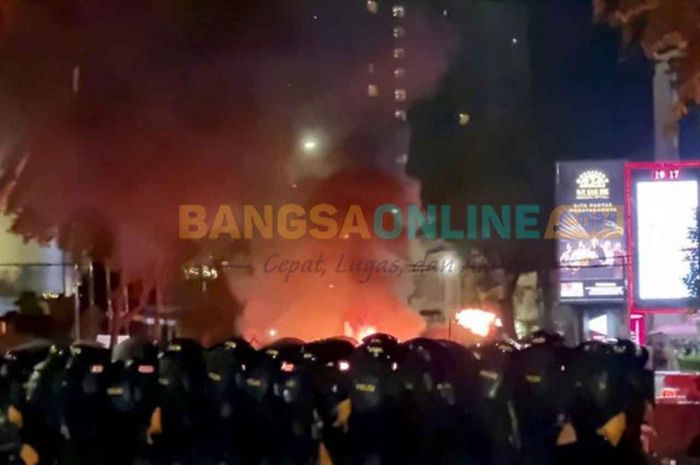 Demo di Surabaya Meluas Hingga Jalan Basuki Rahmat, Massa Aksi Bakar Barier dan Tembakkan Petasan Demo di Surabaya Meluas Hingga Jalan Basuki Rahmat, Massa Aksi Bakar Barier dan Tembakkan Petasan