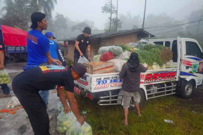 Tagana Bersama Komunitas Jeep Kota Batu Kirimkan Bantuan Sosial ke Korban Erupsi Gunung Semeru Tagana Bersama Komunitas Jeep Kota Batu Kirimkan Bantuan Sosial ke Korban Erupsi Gunung Semeru